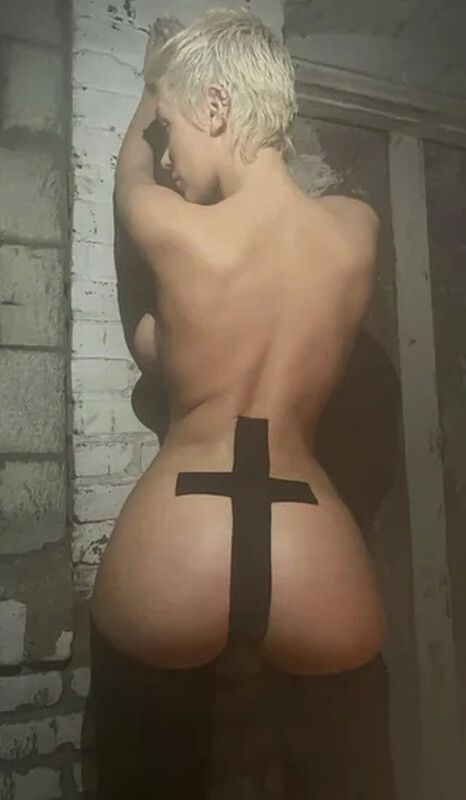 Bianca Censori nude. Photo - 15