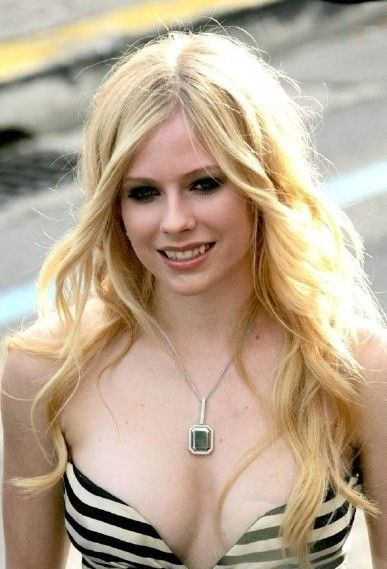 Avril Lavigne nude. Photo - 23