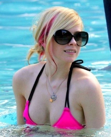 Avril Lavigne nude. Photo - 33