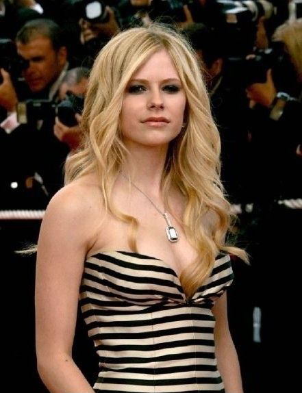Avril Lavigne nude. Photo - 35