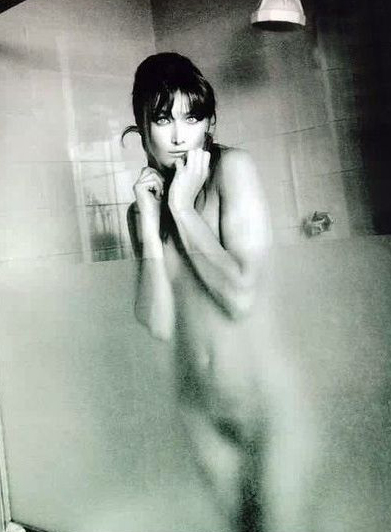 Carla Bruni nude. Photo - 10