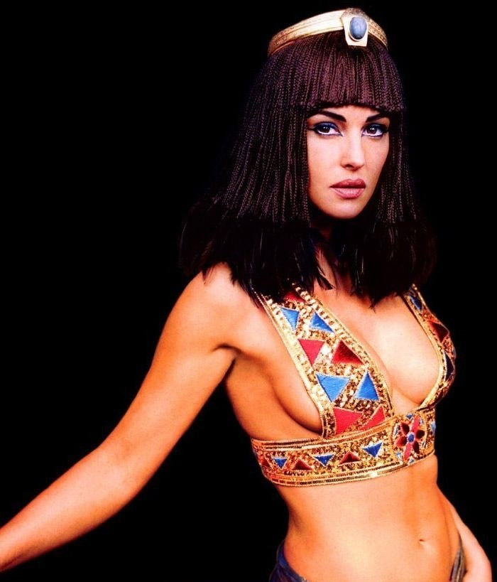 Monica Bellucci nude. Photo - 33