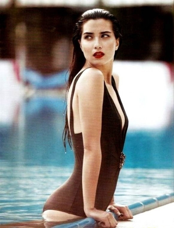 Tuba Büyüküstün nude. Photo - 2