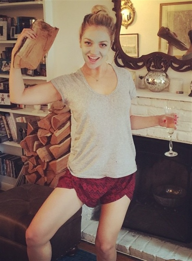 Abby Elliott nude. Photo - 6