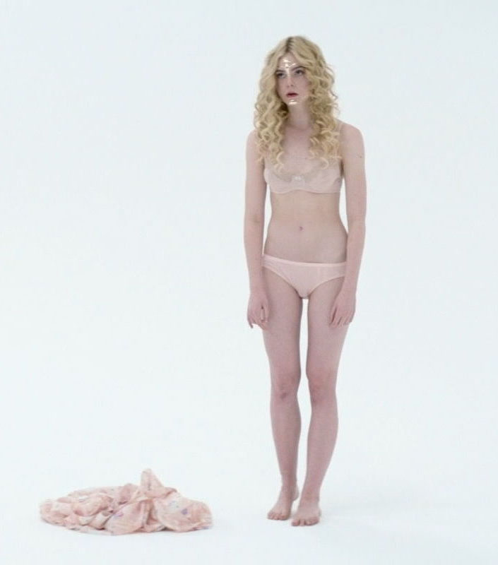 Elle Fanning nude. Photo - 1