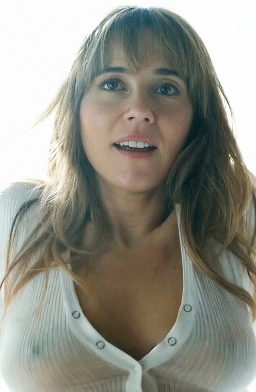 Linda Cardellini nude. Photo - 1