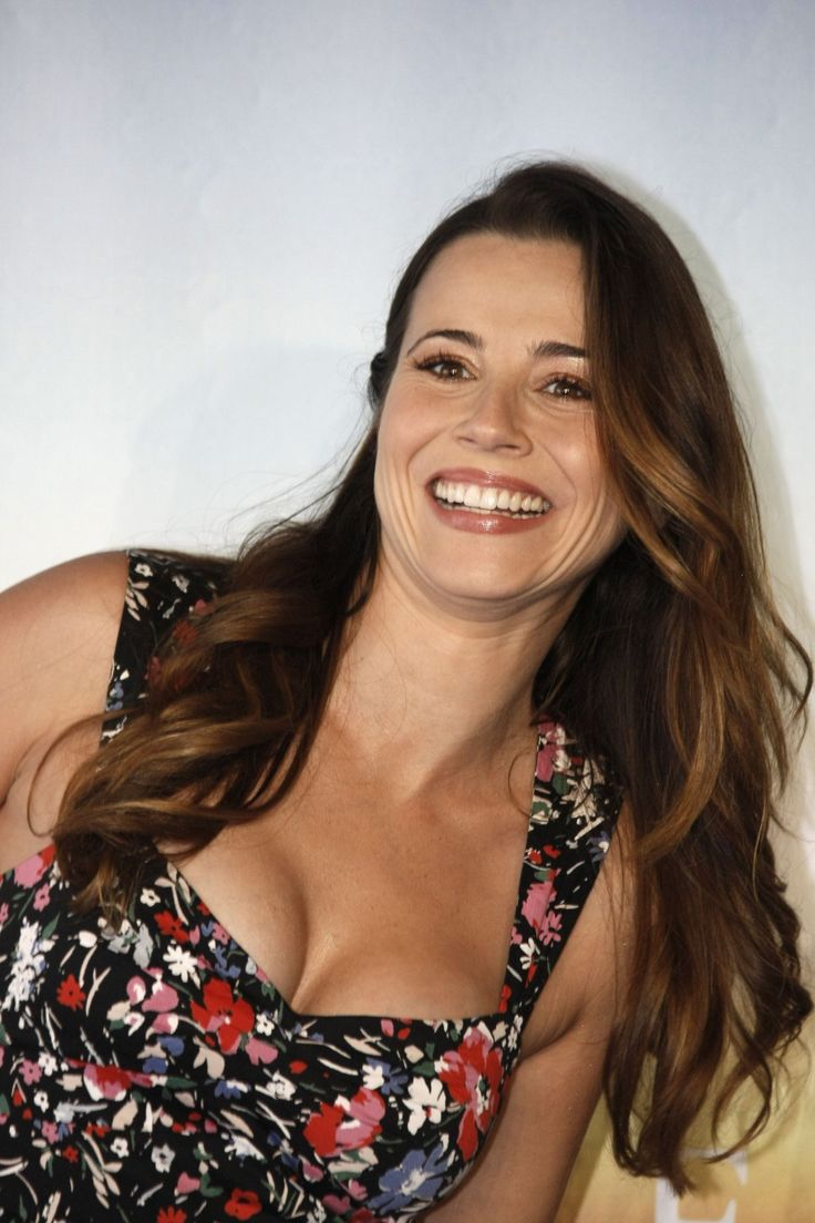 Linda Cardellini nude. Photo - 7