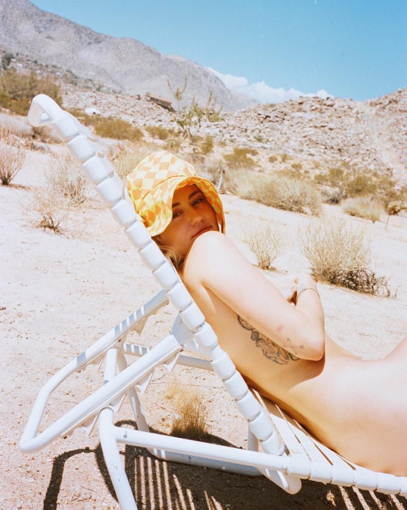 Miley Cyrus nude. Photo - 6