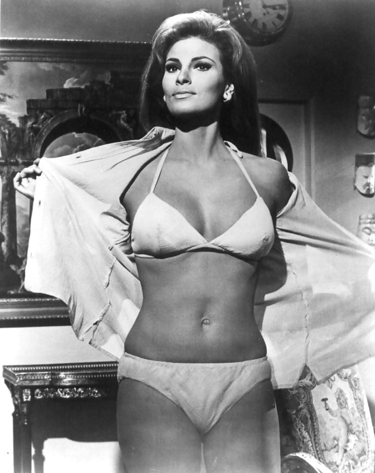 Raquel Welch nude. Photo - 6