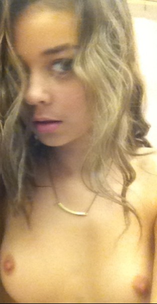 Sarah Hyland nude. Photo - 12